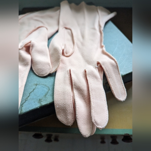 Vintage Light Peach Gloves - Picture 6 of 6